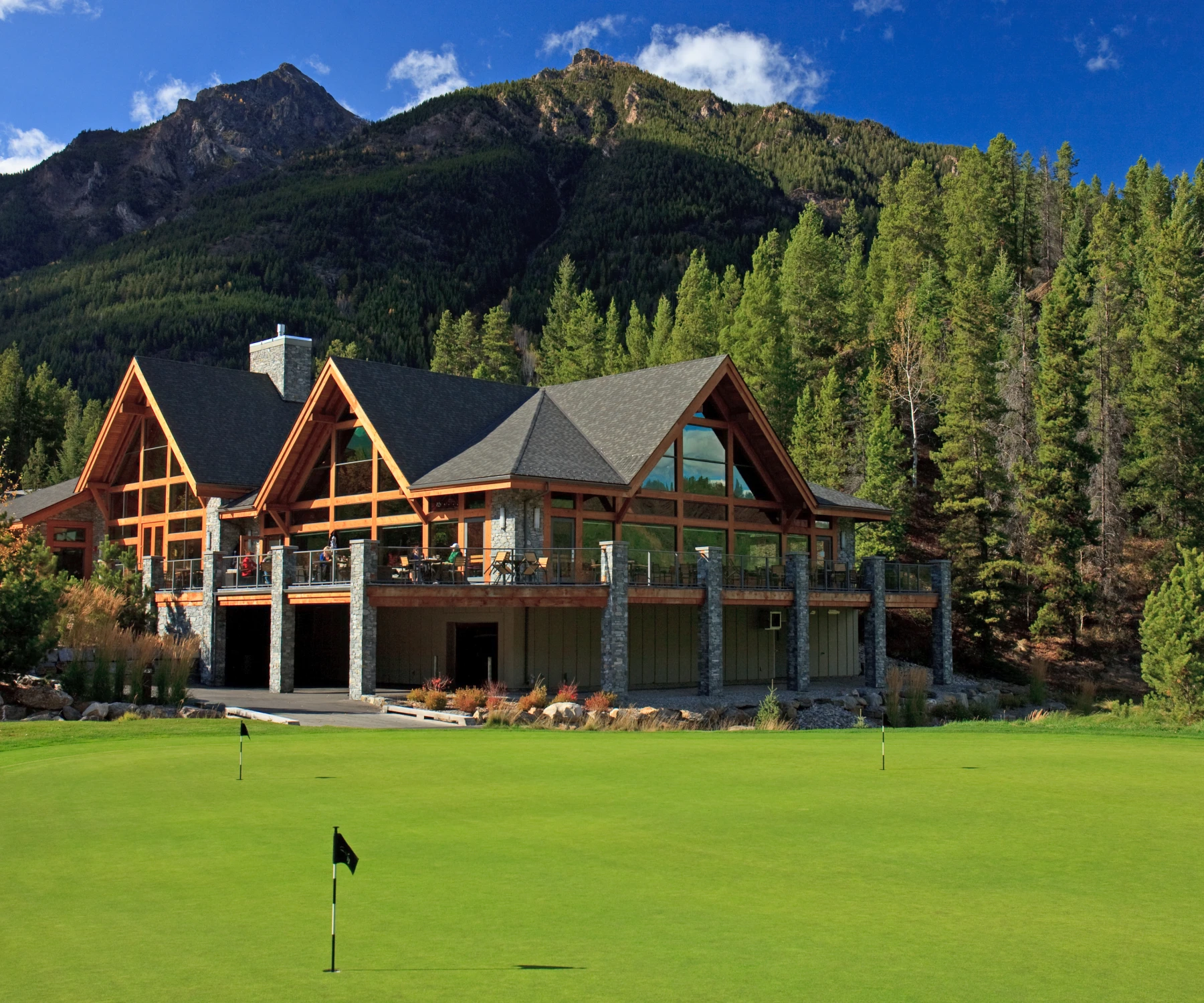 gw clubhouse with practice green